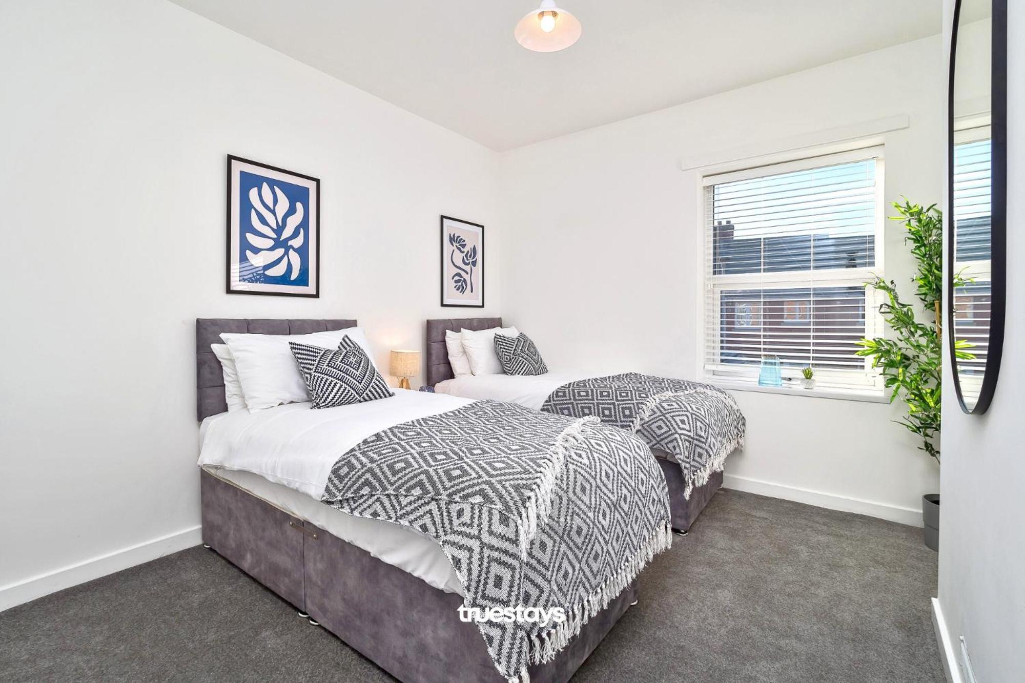 Nursery House By Truestays - 3 Bedroom House In * Stoke-on-Trent